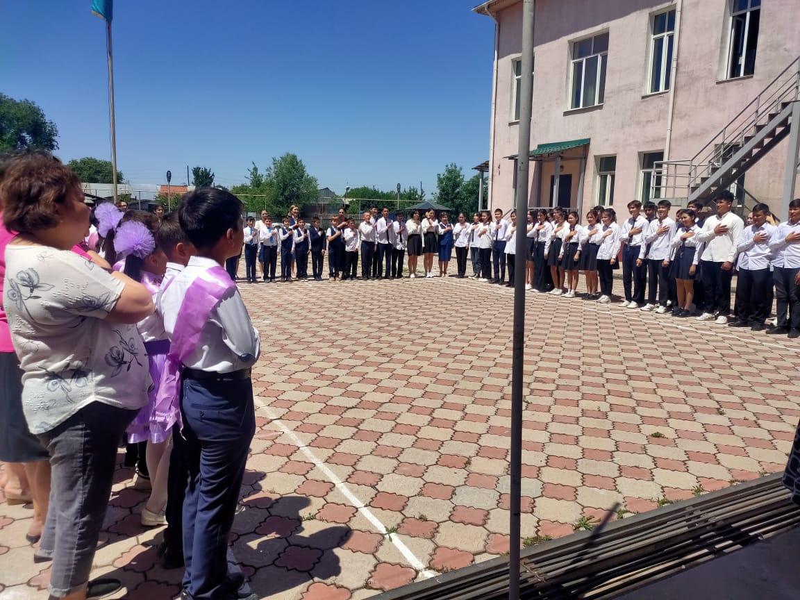 Рәміздер күніне орай әнұран орындалды. В честь Дня символов прозвучал гимн