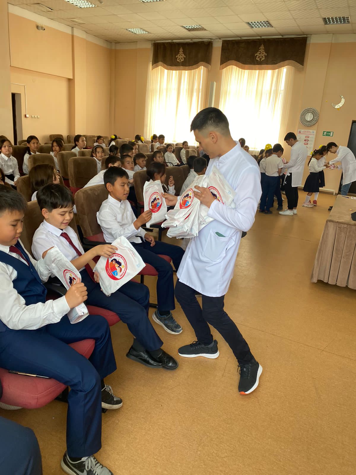 Акция өтілуі/22 мая 2023 года Компания «Колгейт» провела  акцию «Ослепительная улыбка на всю жизнь» совместно с врачами стоматологами города Алматы