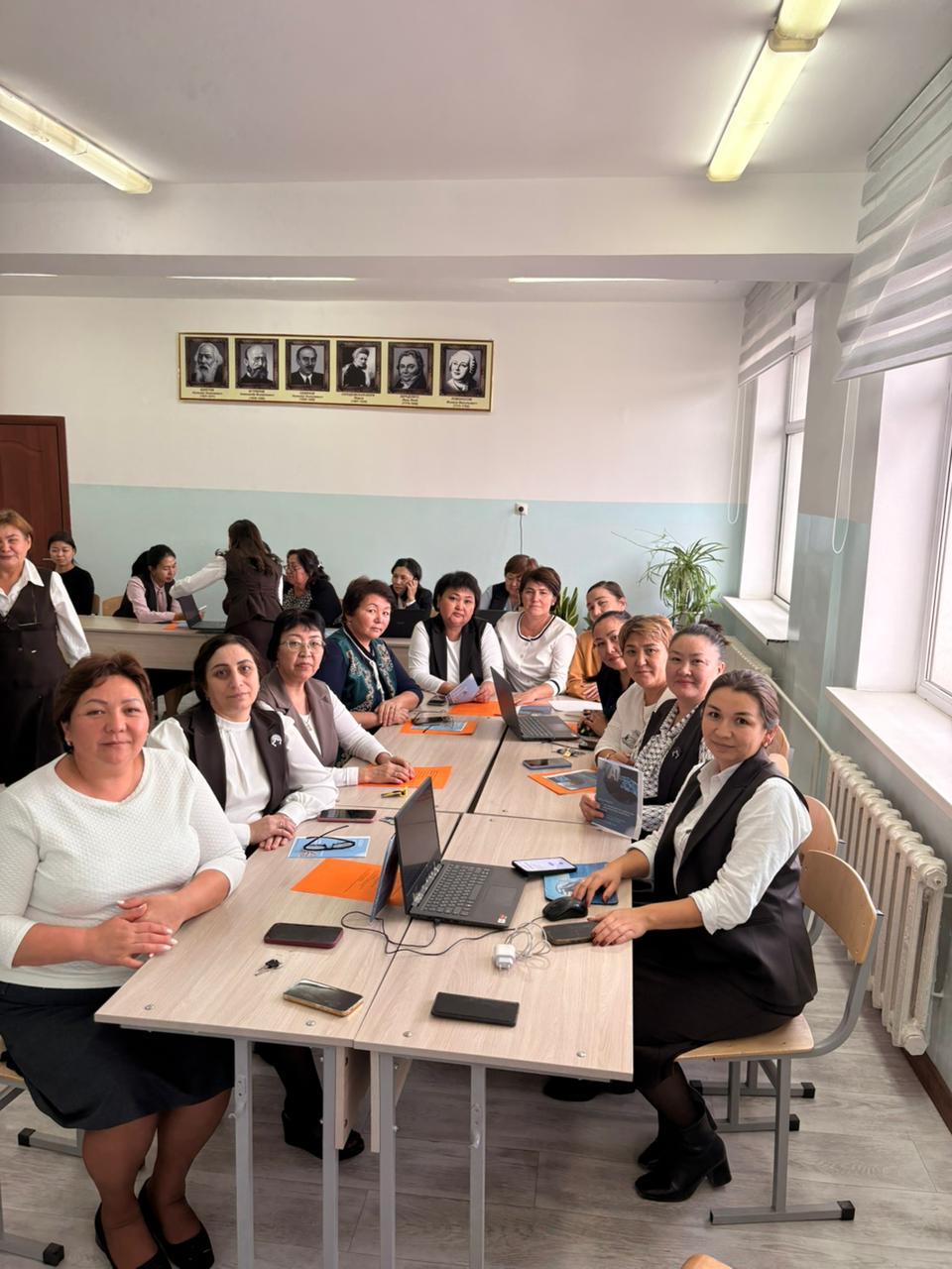 16.10.2025 күні 195 ЖББМ КММ-де жаратылыстану бірлестігінің ұйымдастыруымен «ChatGPT көмегімен тест жұмыстары мен тапсырмаларды оңай жасап үйреніңіз» тақырыбында коучинг өткізілді.